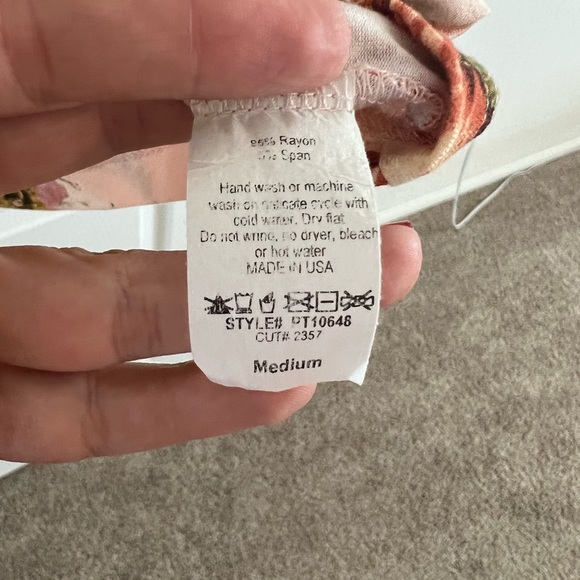 Medium Peach and Floral Top - Picture 4 of 4